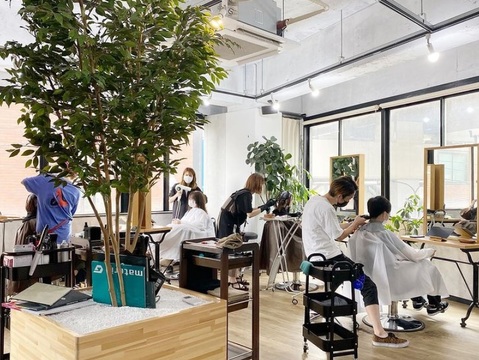 【旦過駅】≪営業中レッスンOK・社会保険完備・残業なし・週休2日≫この職場でずっと働きたい！！と1人でも多くのスタッフに思ってもらえるようなサロン創りを心掛けています。2年でスタイリストデビュー出来るカリキュラムを用意しているので成長しやすい小規模少人数ヘアサロン「pif design（ピフデザイン）」からアシスタント（美容師）の求人★☆