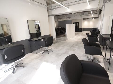 【心斎橋】≪月給20万円≫≪月8日休み≫≪社会保険完備≫デザインカラーも髪質改善も大人気なヘアサロン！≪最短2年デビュー≫営業時間通りに終了してレッスンに取り組めます！「CIERA.心斎橋（シエラ シンサイバシ）」からアシスタント（美容師）の求人☆★☆