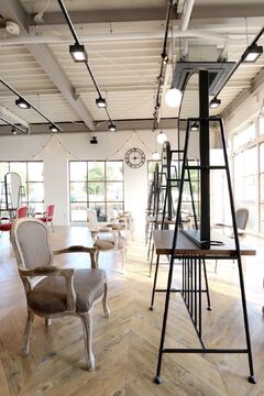 【飾磨】≪月間休日月9日≫≪社会保険完備≫≪月給24万円スタート≫≪有給休暇あり≫≪18時過ぎに退勤可能≫など長く働きやすい環境が揃った人気サロン！マンツーマンでの入客でお客様としっかり関われます！技術売上の40％以上の高還元率でしっかり稼げてプライベートも充実可能「ETERNAL（エターナル）」からスタイリスト（美容師）の求人☆★☆