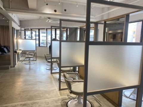 【大久保】≪月給23万円スタート≫≪社会保険完備≫≪完全週休2日制≫≪有給休暇あり！土日取得可能≫営業中のレッスンでプライベートも充実！奨学金補助、ウィッグ代全額支給などサポート体制も充実！カラーリストも大歓迎！「ecru（エクリュ）」アシスタント・カラーリスト（美容師）の求人★☆