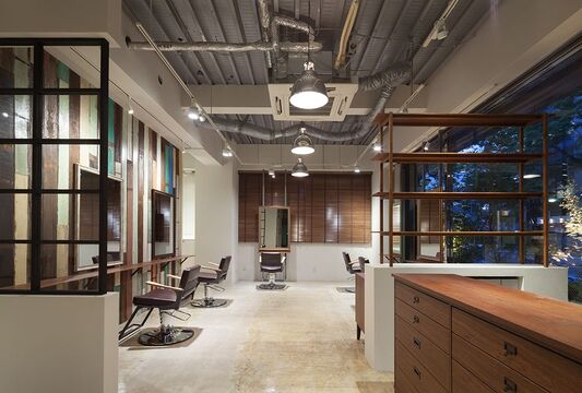 【博多駅】◆完全週休2日・社会保険完備など充実の待遇◆「スタッフの成長＝喜び」と考えられる温かい人柄のオーナーさんを中心に多くのスタッフさんが活躍中！！人間関係抜群のヘアサロン「7 Velvet（セブンベルベット）」からアシスタント（美容師）の求人☆★☆