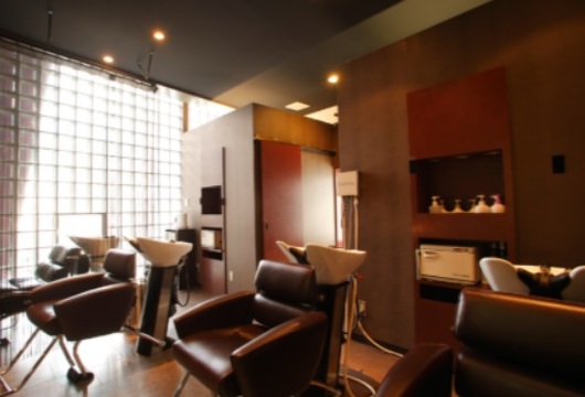 【薬院】≪社会保険完備・住宅手当あり・頑張り次第で早期スタイリストデビュー可能≫世代を問わず多くのお客様がご来店！！多くの仲間がいるので色々な技術を学ぶ事が出来る！！定番のスタイルはもちろんトレンドも網羅するプロの集団です！！メンズサロン「SHIFT Men's only salon 薬院店（シフトメンズオンリーサロンヤクインテン）」からアシスタント（美容師・理容師）の求人☆★