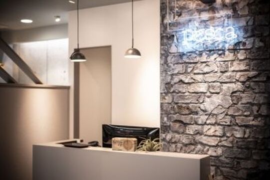 【博多駅】★業務委託は最低保障あり★月休8日、社会保険完備など充実した福利厚生も魅力のひとつ！！正社員・業務委託を選べるので自分に合った働き方ができますよ！！各エリアで集客好調のヘアサロン「pesca 博多駅前店（ペスカハカタエキマエテン）」からスタイリスト（美容師）の求人★☆