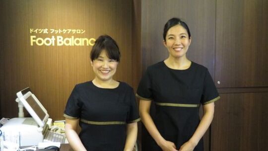 【新宿駅】≪未経験OK≫≪月8,9日休み≫研修期間中もお給料が発生するのは安心ですね！お客様の足のお悩みに寄り添ってカウンセリング・施術を行っていきます。ドイツ式フットケアサロン「FootBalance 小田急新宿店（フットバランスオダキュウシンジュクテン）」からフットケアリストの求人☆☆