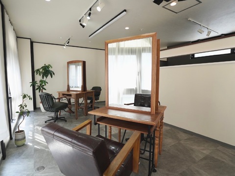 【大名】◆社会保険完備◆月給25万円スタートコースあり◆完全週休2日制もOK◆1日3名のマンツーマン接客！！自分に合った働き方が見つけることが可能。コテ巻き風パーマとストレートの技術に力を入れているヘアサロン「Arly（アーリィ）」からスタイリスト（美容師）の求人☆★☆