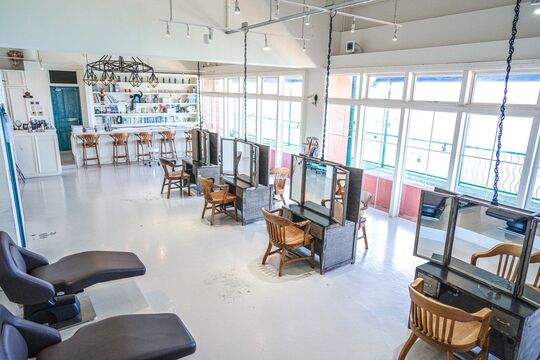 【アメリカンビレッジ】正社員・業務委託の働き方が選べます！！月休8日・社会保険完備など充実した福利厚生も魅力です！！ドンドン入客できる＆若い世代から人気のヘアサロン「BUENA VISTA（ブエナビスタ）」からスタイリスト（美容師）の求人★☆