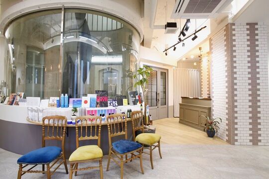 【天王寺】≪月給25万円以上≫≪完全週休2日≫≪最短2年でデビューも叶う≫未経験の方も大歓迎！カラーや艶髪に力をいれた人気サロンからスタッフ募集!BISCO hair（ビスコヘアー）からアシスタント（美容師）の求人☆★