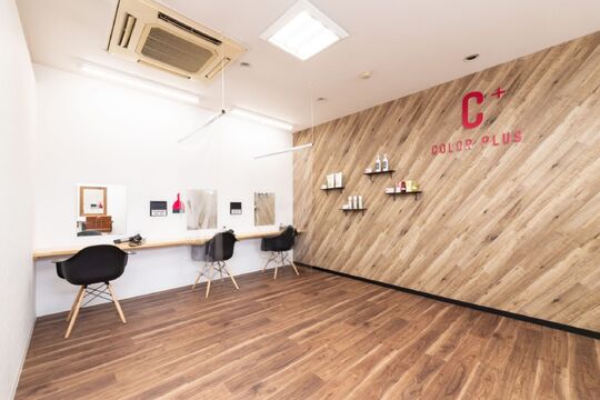 【小松駅】≪16時までの勤務OK≫≪日曜定休日≫≪残業なし≫働くママさんが多く、自分のニーズに合った働き方が出来ます！残業などは一切なしで、急なお休みにも対応できるようにしてます！「COLOR PLUS 小松店（カラープラスコマツテン）」からカラーリスト（美容師）の求人☆☆