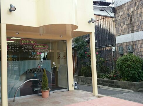 【西京極】≪完全週休2日制≫≪公休を土日祝に取得OK≫≪平均退社時間18時30分≫≪家庭と仕事を両立相談可能≫≪実働8時間の1時間休憩あり≫営業時間内レッスン可能！充実したプライベートを送りたい方にオススメ！「endive（アンディーヴ）」からアシスタント（美容師）の求人☆★