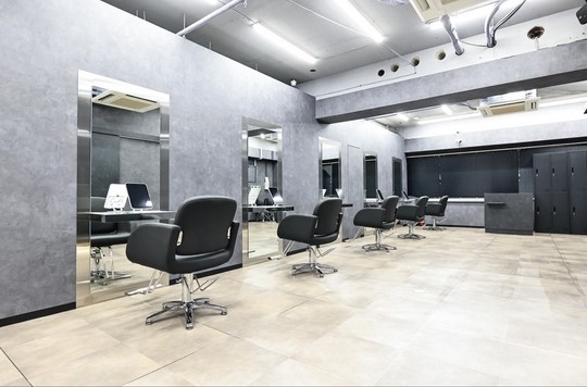 【新宿】≪自由出勤≫≪マンツーマン接客≫≪入客チャンス抜群≫≪平均単価1万円以上≫≪土日休みOK≫≪ブランクのある方、ママさん歓迎≫自由な働き方を叶えながら高単価でしっかり稼げる！集客力抜群の「CYNTHIA DUE 新宿（シンシアドゥエシンジュク）」からスタイリスト（美容師）の求人☆★