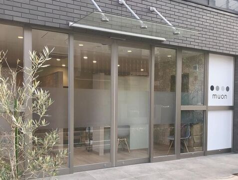 【西鉄平尾駅】≪社保完備・月給25万円～・月休8日・​産休育休制度あり・ブランクありでもOK・ゆとりをもった予約制・スタイリストオンリー≫リモート自由参加の講習！待遇だけでなく一緒に働く仲間同士、仲が良いのも魅力のひとつ！福岡エリアで店舗展開中の高条件、福利厚生充実のヘアサロン「全個室サロン muon 平尾店（ゼンコシツサロンムオンヒラオテン）」からスタイリスト（美容師）の求人☆★