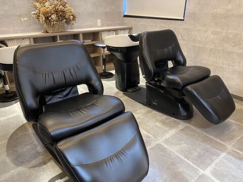 【福知山駅】≪社会保険完備≫≪18時台に退勤可能≫≪夏季・年末年始休暇あり≫頑張った分はお給料に直結！！お客様に寄り添ったカウンセリングを大切に、一人一人に応じた髪質改善を提供！アットホームな雰囲気と確かな技術が人気の秘訣です「HAK hair（ハクヘアー）」からスタイリスト（美容師）の求人☆★