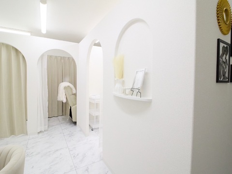 【四条烏丸】≪社会保険完備≫≪土日休み月4回までOK≫≪実働8時間≫≪髪色ネイル自由≫丁寧なカウンセリングで、お客様1人1人の魅力を引き出すサロン！20代の女性を中心に、幅広い世代のお客様から人気！「Arbis（アルビス）」からアイリスト（まつげエクステ・まつげパーマ・アイブロウ）の求人☆☆