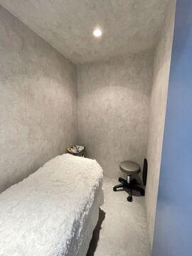 【玉川】≪月給20万円≫≪月8日休み≫≪最短2年でデビュー可能≫≪社会保険完備≫営業時間内レッスンOK！頑張った分だけ評価してもらえるサロン環境！！着付けやメイクも学べる！「Atmos sunny terrace（アトモスサニーテラス）」からアシスタント（美容師）の求人☆★