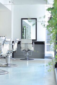 【南船場】≪社会保険完備≫≪月給23万円スタート≫≪入客チャンスあり≪月8,9日休み≫経験豊富なスタイリストさんから直接高い技術が学べる環境!!ヘアメイクや撮影に興味がある方にもオススメ！「complice 南船場店（コンプライスミナミセンバテン）」からスタイリスト（美容師）の求人★☆★