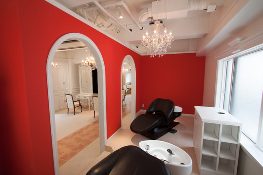 【烏丸御池】◇◆社会保険完備◆1年半のデビュー可能◆◇社員旅行や各種イベントも豊富！撮影などサロンワーク以外にも力を入れているので、幅広い分野で楽しく働いていくことができますよ♪Hair Studio ARS oike(ヘアー スタジオ アルス オイケ)からアシスタント(美容師)の求人★☆