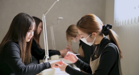 【新宿】≪パラジェル認定サロン≫≪完全週休2日制≫≪社会保険完備≫≪土日休み月2回までOK≫≪髪色自由・ネイルOK≫≪客層20代メイン≫スタッフ一人ひとりの得意な技術や希望に合わせて入客が可能！「Lapis eyelash and nail 新宿店（ラピスアイラッシュアンドネイルシンジュクテン）」からネイリスト（ネイル）の求人☆☆