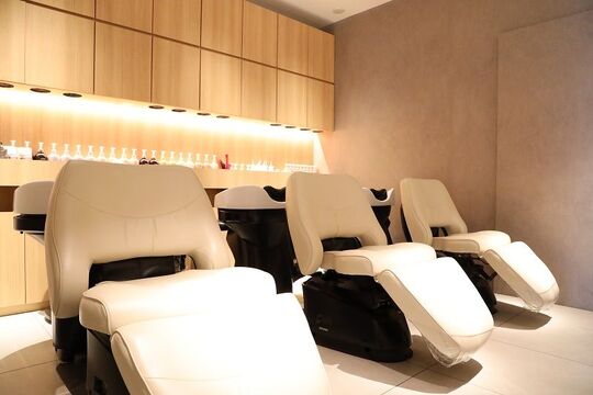 【三田】◆完全週休2日制でプライベートも充実させながら働ける環境・産休育休制度あり◆こだわりの商材と丁寧なカウンセリングでお客様に愛されている高品質サロンCALI（キャリ）からスタイリスト（美容師）の求人☆★☆