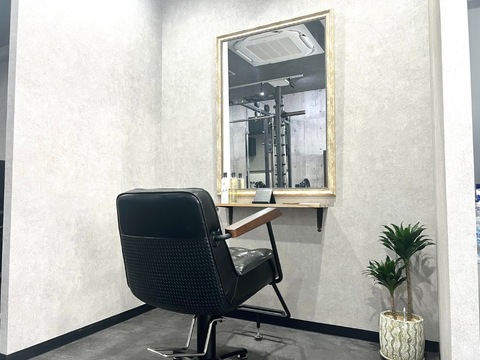 【東三国】≪最低保証あり≫≪メンズ特化の委託サロン≫フィットネスジム併設のサロンでトレーニングも無料で出来ます。メンズスタイルが好きな方、自由に勤務したい方にオススメ！掛け持ちは一切無しのマンツーマン接客でしっかりお客様を対応できます「CLAN HAIR & FITNESS（クランヘアーアンドフィットネス）」からスタイリスト（美容師）の求人★★