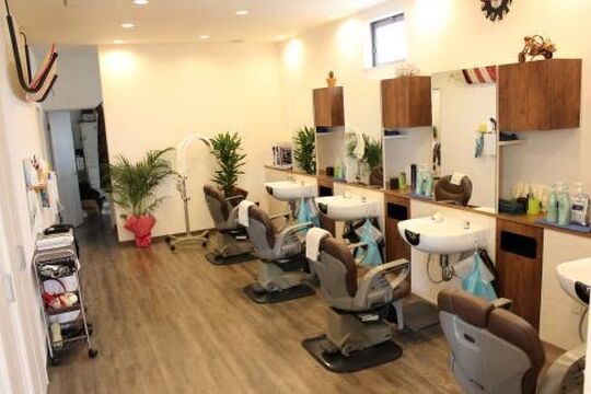 【狐島】がんばれば1年半くらいでのスタイリストデビューも可能！スタッフさん同士とっても仲良しで、お客様とも仲良しのサロン「RUSH（ラッシュ）」からアシスタント（美容師）の求人☆★