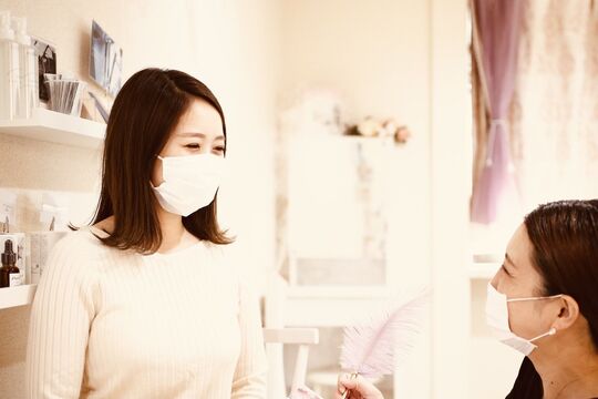 【難波】≪完全週休2日制≫正社員orパートアルバイトor業務委託から選べる雇用形態！他業種とのWワークも相談OKで、ライフスタイルに合わせた雇用形態の選択が可能です！！パリジェンヌやフラットマットラッシュ、種類豊富なカラーラッシュが人気「Livicate（リビケイト）」からアイリスト（まつげエクステ・まつげパーマ・アイブロウ）の求人★☆★