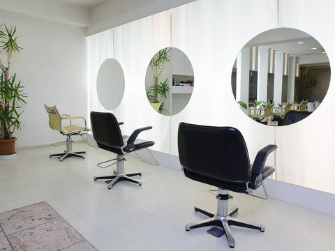 【仁川】≪社会保険完備≫18時半完全退社！美容師のライフスタイルをもっと自由に！≪2種類のお休みを選択して働けます≫≪平均退社18時半≫≪パートさんは日曜定休！≫レッスンは週2回で、遅くまで残る事もないのでプライベートも充実出来る嬉しい環境が人気！“akira 仁川店（アキラニガワテン）”からスタイリスト（美容師）の求人☆★