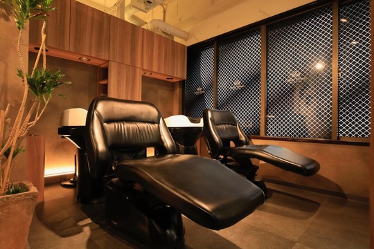 【新宿】◆完全週休2日制・土日休みOK・社会保険完備◆営業時間内に効率よくレッスンし早期デビューが可能！ホワイトな就業条件も魅力です！チームワークを重視し、人間関係のストレスが少ないサロン「LaLarOomo（ララルーモ）」からアシスタント（美容師）の求人★☆