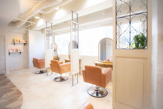 【大通】≪最短1年半でデビュー可能≫≪営業時間内レッスン可能≫≪日曜定休あり≫≪20時までに退勤可能≫≪GW休暇あり≫しっかりプライベートの時間も確保できる環境！オシャレで働きやすいサロンで、高い技術力を身に付けることができます！「Hair lounge Hapir（ヘアーラウンジハピル）」からアシスタント（美容師）の求人☆★☆