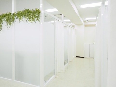 【京橋】某有名雑誌に掲載！！≪時給1300円～≫≪指名料全額バック≫≪駅チカ≫ホワイトニング・アイラッシュ・フェイシャルエステのトータルビューティーサロン！！アットホームさが魅力的なサロンで主婦さんもOK！「glitter（グリッター）」からアイリスト（まつげエクステ・まつげパーマ）の求人★☆★