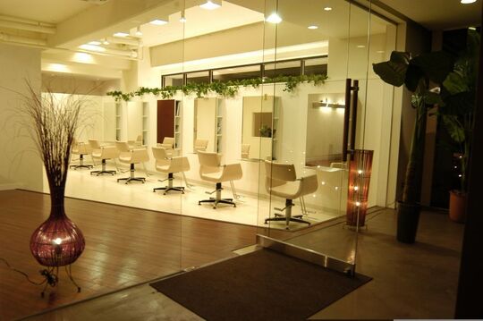 【箕面】確かな技術と心地よい接客で当たり前の事を高いレベルでこなす本格志向のサロン「hair comfort」からアシスタント（美容師）の求人！どこのサロンにいっても通用する『王道の美容師』になれますよ☆★☆