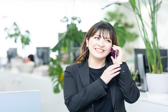 【新宿】≪女性が長く活躍できる職場≫≪寮あり≫≪有給休暇あり≫≪月給25万円以上可能≫美容カイロを学びつつ、サロン経営者さんのサポートをする業務！旅をするように働ける「株式会社日本直販総本社（カブシキガイシャニホンチョクハンソウホンシャ）」からエステティシャンの求人☆☆