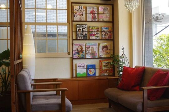 【宝塚南口】≪月1回土日休み≫≪社会保険完備≫オーナーさんやスタイリストさんにマンツーマンでしっかり教えてもらえます★有給休暇もアリ♪カフェ風の木の温もりで落ち着けるとお客様から人気のサロン“Edward’s Hair 南口 （エドワーズヘアーミナミグチ）”からアシスタント（美容師）の求人☆★☆