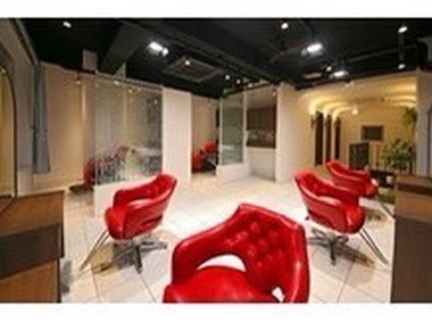 【川西能勢口】≪社会保険完備≫≪営業時間内で実働8時間≫≪20時までに退勤可能≫業務委託と正社員を自分のスタイルに合わせて勤務してもらえます。集客抜群で頑張り次第で40万円以上の高収入も可能です。「Minority By TOPHAIR（マイノリティーバイトップへアー）」からスタイリスト（美容師）の求人☆★