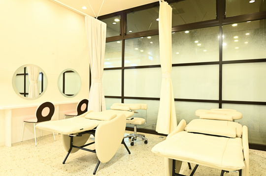 【六甲道】≪基本的に営業中レッスンOK≫≪社会保険完備≫≪完全週休2日≫≪土日祝休みの相談OK≫≪残業なし≫髪を内側から綺麗にするをテーマに美意識の高いお客様から支持されています！スタッフの仲の良さが魅力のアットホームサロン「Acura.六甲道（アクラロッコウミチ）」からアシスタント（美容師）の求人☆★☆