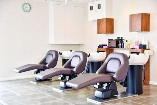 【すすきの駅】★業務委託は最低保障あり★月休8日、社会保険完備など充実した福利厚生も魅力のひとつ！！正社員・業務委託を選べるので自分に合った働き方ができますよ！！各エリアで集客好調のヘアサロン「pesca 札幌大通店（ペスカサッポロオオドオリテン）」からスタイリスト（美容師）の求人★☆