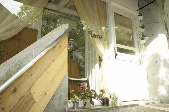 【武庫之荘】≪女性美容師さんおすすめ≫≪アシスタント業務のみ希望のスタイリストさんも歓迎≫≪社会保険完備≫≪年間休103日〜≫≪有休10日≫≪レッスンミーティングなし≫≪パート歓迎≫≪お客様お持ちの方給与優遇≫アットホームで個別の働き方ができるので安心/ずっと美容師を続けたい方応援/女性美容師さんが勤めやすい環境の「flare-心-（フレアコル）」からアシスタント・カラーリスト（美容）の求人☆★☆