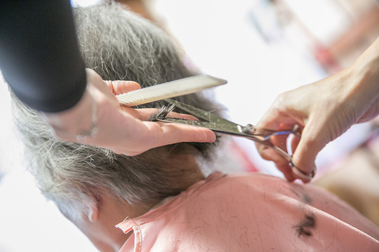 【千里丘】さまざまなエリアの施設へ訪問するお仕事！≪週1日、1日4時間からOK≫≪ブランクOK≫カットが出来ればOK！美容師の経験を活かして働けますよ！「訪問理美容tete（ホウモンリビヨウテテ）」からスタイリスト（美容師）の求人☆☆