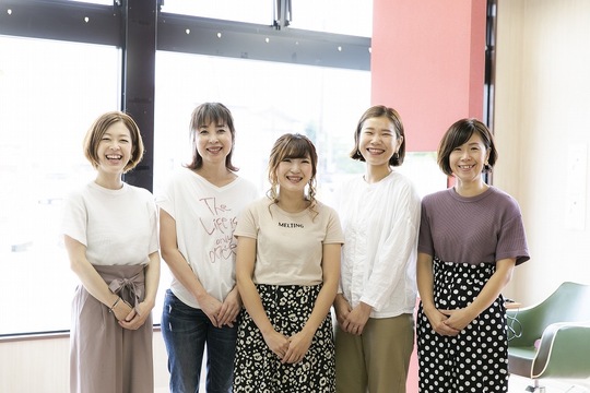 【山科】≪完全週休2日制≫≪月給20万円≫≪社会保険完備≫残業レッスンや休日の講習、モデルハントも一切なし！ブランクがあっても大丈夫！プライベートと両立できるカラー専門店！「ヘアカラー 専門店 カラープラス 山科店（ヘアカラー センモンテン カラープラス ヤマシナテン）」からカラーリスト（美容師）の求人☆★