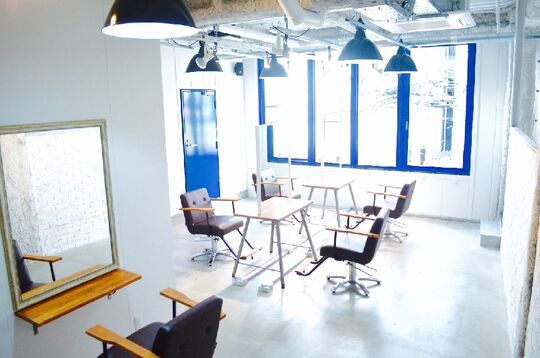 【今泉】《社保完備》トレンドを意識し外国人風・透け感を取り入れたこなれ女子をプロデュース！！実力派サロン「JOWIN AND EMMA（ジョウインアンドエマ）」からアシスタント（美容師）の求人☆☆