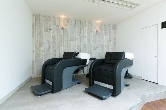 【心斎橋】≪最短1年デビュー≫≪営業内レッスンOK≫お客様の髪質とお悩みを改善し、デザインを提供していくヘアサロン☆スタッフの将来を考えてくれるオーナーさんです☆NANAIRO（ナナイロ）からアシスタント（美容師）の求人☆★☆