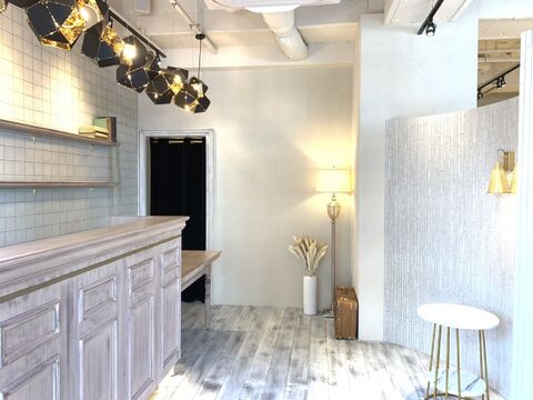 【丸太町】≪完全週休2日制≫≪社会保険完備≫≪誕生日休暇あり≫≪20時に退勤可能≫平均客単価12000円程の高単価髪質改善特化サロン！長く働ける環境があり、楽しく仕事ができます！スタイリストでもスキルアップできる環境があるので、キャリアアップしたい方は必見のサロン！「La’shum lindo 丸太町（ラシュームリンドマルタチョウ）」からスタイリスト（美容師）の求人☆★☆