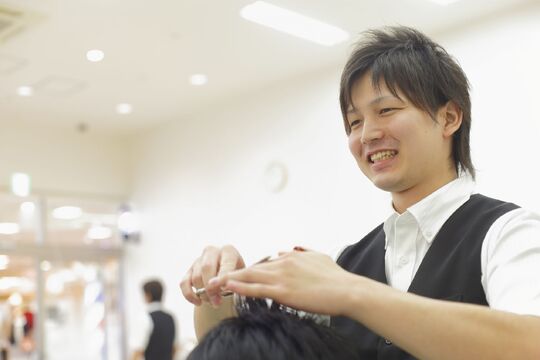 【城陽寺田】≪月7日休み≫≪ほぼ時間どおり退勤可能≫≪社会保険完備≫長く勤務を続けれる体制が整っている理容室です！「理容サービス 城陽寺田店（リヨウサービスジョウヨウテラダテン）」から理容師（見習い・中習・技術者）の求人☆★