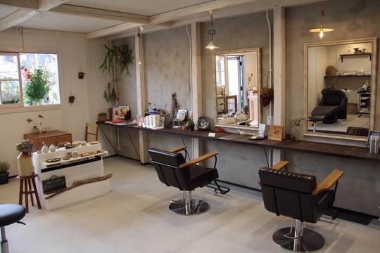 【南草津】≪マンツーマンレッスン≫≪講習費全額補助≫≪年に数回一般誌のヘアメイクあり≫≪業界誌掲載あり≫≪月に1,2回土日休みOK≫≪19時に退勤可能≫少人数でアットホームなサロンをお探しの方にオススメ！オーナーさんは様々なコンテストでの受賞歴もあり、しっかりと技術習得することができます！「blinc（ブリンク）」からアシスタント（美容師）の求人☆★