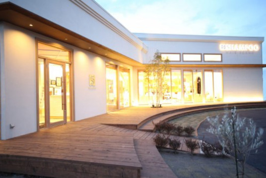 【本庄】◇マツエク、着付け、メイクも学べる・18時までの営業時間・日曜休みあり・有給休暇あり・住宅手当あり・社会保険完備◇勤務時間は短く、お休みと給与は多い、スタッフさんがここで働けて良かったと思えるサロンを目指しています！入客量が多くしっかり稼げる「SHAMPOO 本庄店（シャンプーホンジョウテン）」からスタイリスト（美容師）の求人☆★