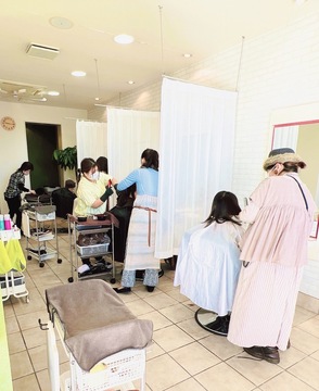 【町方】レッスン中も時給発生！ママさん美容師が多数活躍中です。困った時はお互い様、助け合いの風土が強い「UNDERTREE ROOTS（アンダートゥリールーツ）」からアシスタント（美容師・理容師）の求人☆★