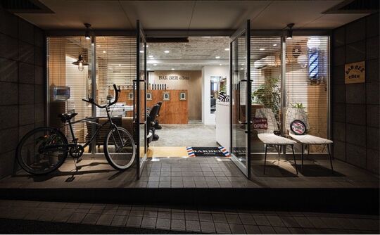 【中野新橋】≪技術者月給25万円〜≫≪月8日休み≫≪2年でデビュー可能・営業時間内レッスンあり≫かっちりしたビジネススタイルからフェードなどのストリートスタイルもお任せ！「BARBER ellen（バーバー エレン）」から理容師（理容室）の求人★☆