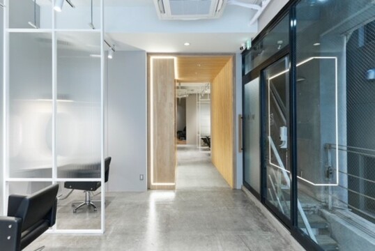 【自由が丘】≪社会保険完備≫≪完全週休2日制≫ケア特化しながらもハイトーンカラーが大人気！商材にもこだわっており、単価1万円超えの高品質サロンです！「Overlay 自由が丘（オーバーレイジユウガオカ）」からアシスタント（美容師）の求人☆★