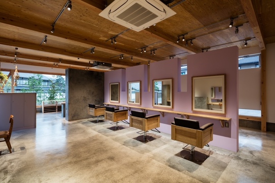 【貴生川】≪第3日曜定休日≫≪月8～10日休み≫≪社会保険完備≫≪着付けも学べる≫≪営業時間内レッスン可能≫最短2年でデビュー可能！週に1,2回レッスンスタジオでしっかりレッスンできるので着実にスキルアップしていける環境！平均退社時間18時30分～19時頃！「Ciel hair’s BEAU group（シエルヘアボウグループ）」からアシスタント（美容師）の求人☆★☆