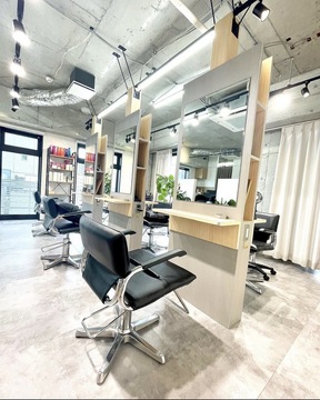 【天神橋筋六丁目】≪最低保障給あり≫≪マンツーマン施術≫≪自由出勤制≫≪フリー45％還元／指名50％還元≫≪税込還元≫髪質改善やデザインカラーメニューが人気で客単価も約1万円！カットカラーも2時間枠と余裕があるため早回しすることなく丁寧に入客していくことができます！「hi-Sense（ハイセンス）」からスタイリスト（美容師）の求人★☆