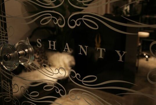 【千里丘】≪休日数は選択制≫≪有給休暇あり≫月給27万円以上＋歩合給！週休2日スタイルにする事も17時退社にする事も可能！！あなたのライフスタイルに合わせて変幻自在の勤務体制をとれるのでとても働きやすいサロン「ASHANTY（アシャンティ）」からスタイリスト（美容師）の求人☆★